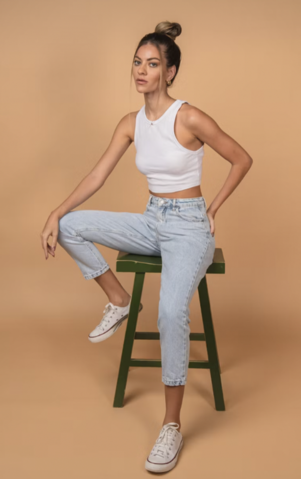 Indispensable du vestiaire féminin, ce jean à la coupe mom fit est réalisé dans un denim clair légèrement délavé, parfait pour un look casual et structuré. Une pièce intemporelle, facile à associer et confortable toute la journée.