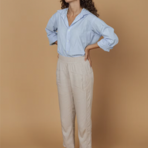Élégant et confortable, ce pantalon beige est confectionné dans un mélange de matières naturelles à base de viscose et de lin, pour un rendu doux, léger et respirant. Sa coupe droite légèrement resserrée en bas s’adapte à toutes les silhouettes.