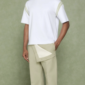 Un pantalon au design audacieux et contemporain, idéal pour une silhouette moderne. Sa coupe droite et son rabat boutonné asymétrique ajoutent une touche architecturale unique.