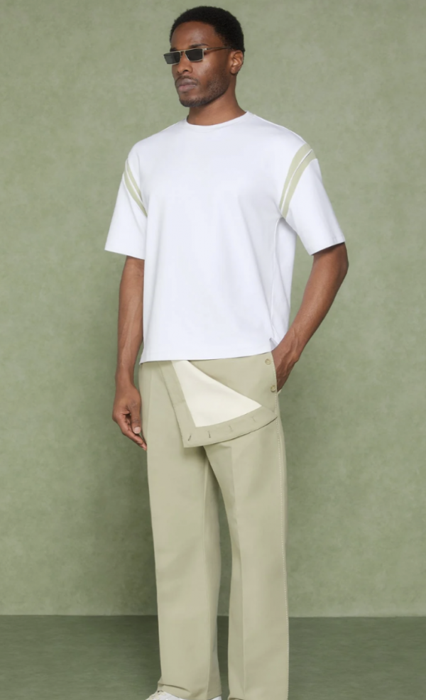 Un pantalon au design audacieux et contemporain, idéal pour une silhouette moderne. Sa coupe droite et son rabat boutonné asymétrique ajoutent une touche architecturale unique.