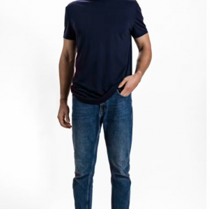 Un jean indispensable, revisité avec un ourlet effiloché pour une touche vintage. Sa coupe droite et son confort en font une pièce du quotidien.