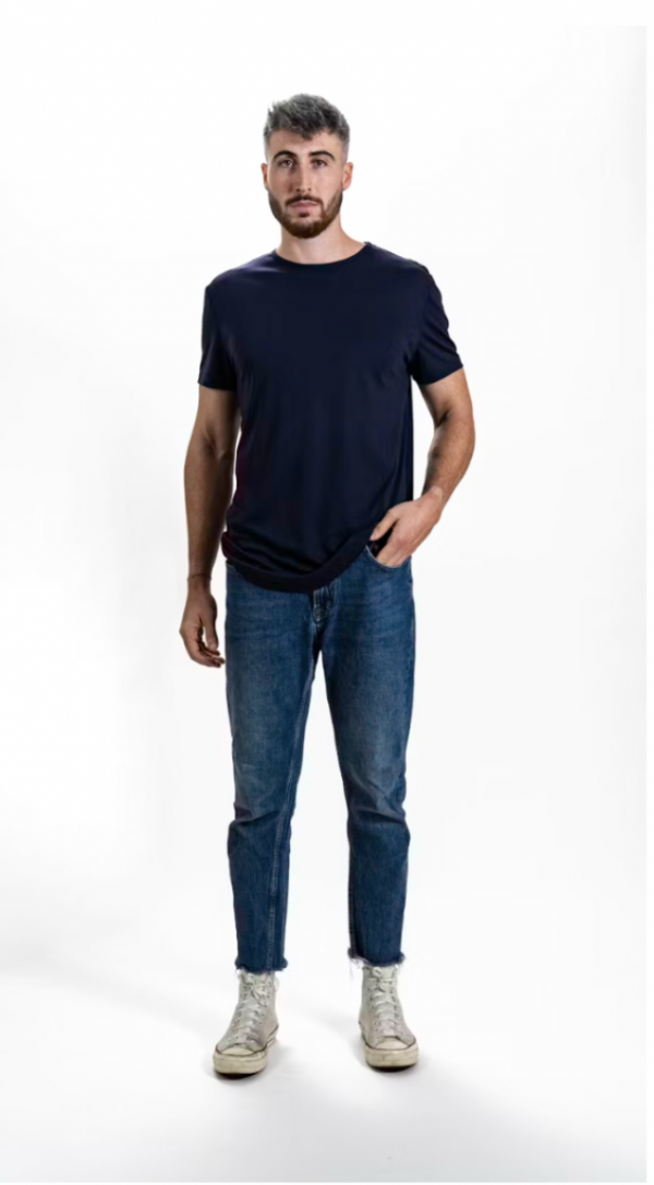 Un jean indispensable, revisité avec un ourlet effiloché pour une touche vintage. Sa coupe droite et son confort en font une pièce du quotidien.