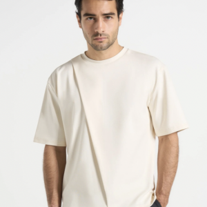 Un basique pas si basique. Ce t-shirt écru séduit par sa simplicité relevée d’un pli subtil à l’avant. Une pièce essentielle et élégante.