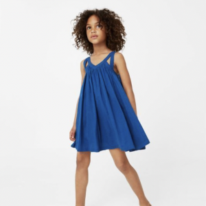 Colorée, fluide et élégante, cette robe bleu profond est réalisée en viscose éco-responsable, une fibre issue de sources végétales certifiées.