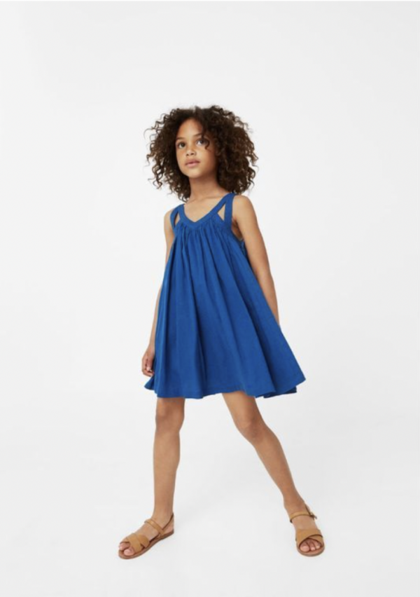 Colorée, fluide et élégante, cette robe bleu profond est réalisée en viscose éco-responsable, une fibre issue de sources végétales certifiées.