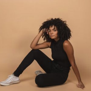 Ce body beige à fines côtes est une pièce minimaliste et élégante. Confectionné dans une matière extensible et douce, il épouse parfaitement les formes tout en restant confortable toute la journée.