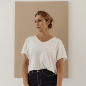 Le t-shirt blanc parfait, avec une coupe près du corps et des manches courtes légèrement ajustées. Un essentiel du dressing, à la fois épuré et confortable.
