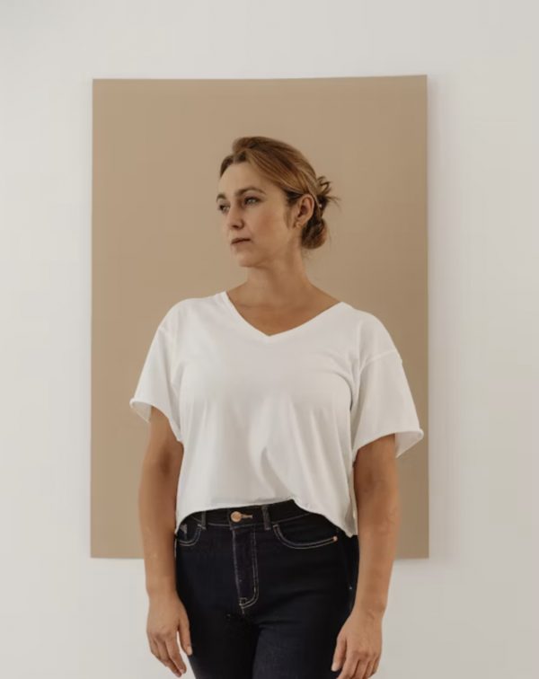 Le t-shirt blanc parfait, avec une coupe près du corps et des manches courtes légèrement ajustées. Un essentiel du dressing, à la fois épuré et confortable.