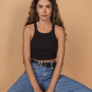 Ce crop top noir en maille côtelée est un incontournable du vestiaire moderne. À la fois sobre, confortable et élégant, il se porte aussi bien en journée qu’en soirée.