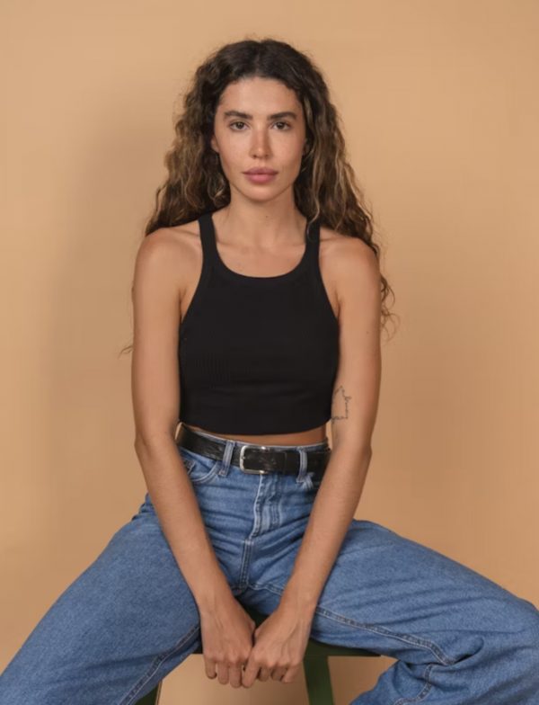 Ce crop top noir en maille côtelée est un incontournable du vestiaire moderne. À la fois sobre, confortable et élégant, il se porte aussi bien en journée qu’en soirée.