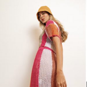 Un ensemble vibrant en maille ajourée, mêlant les teintes chaudes du rose, orange, blanc et beige. Parfait pour un look bohème et ensoleillé, que ce soit à la plage ou en ville.