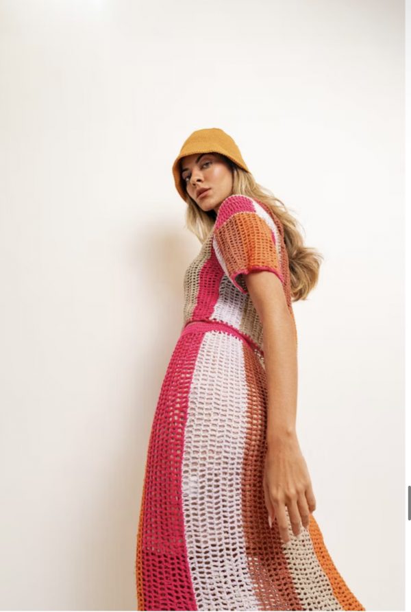 Un ensemble vibrant en maille ajourée, mêlant les teintes chaudes du rose, orange, blanc et beige. Parfait pour un look bohème et ensoleillé, que ce soit à la plage ou en ville.