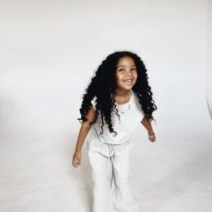 Ensemble blanc, composé d’un haut sans manches et d’un pantalon large, est fabriqué en mélange de lin et de viscose naturelle.