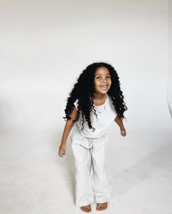 Ensemble blanc, composé d’un haut sans manches et d’un pantalon large, est fabriqué en mélange de lin et de viscose naturelle.