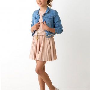 Parfaite pour la mi-saison, elle accompagne toutes les tenues avec une touche casual chic.