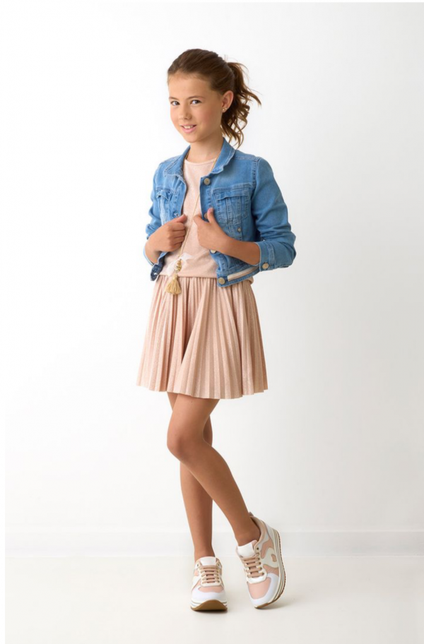 Parfaite pour la mi-saison, elle accompagne toutes les tenues avec une touche casual chic.
