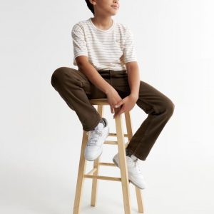 Ce t-shirt rayé écru à fines lignes beiges est fabriqué en 100 % coton biologique, respectueux de la peau et de l’environnement.