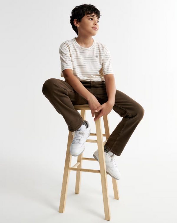 Ce t-shirt rayé écru à fines lignes beiges est fabriqué en 100 % coton biologique, respectueux de la peau et de l’environnement.